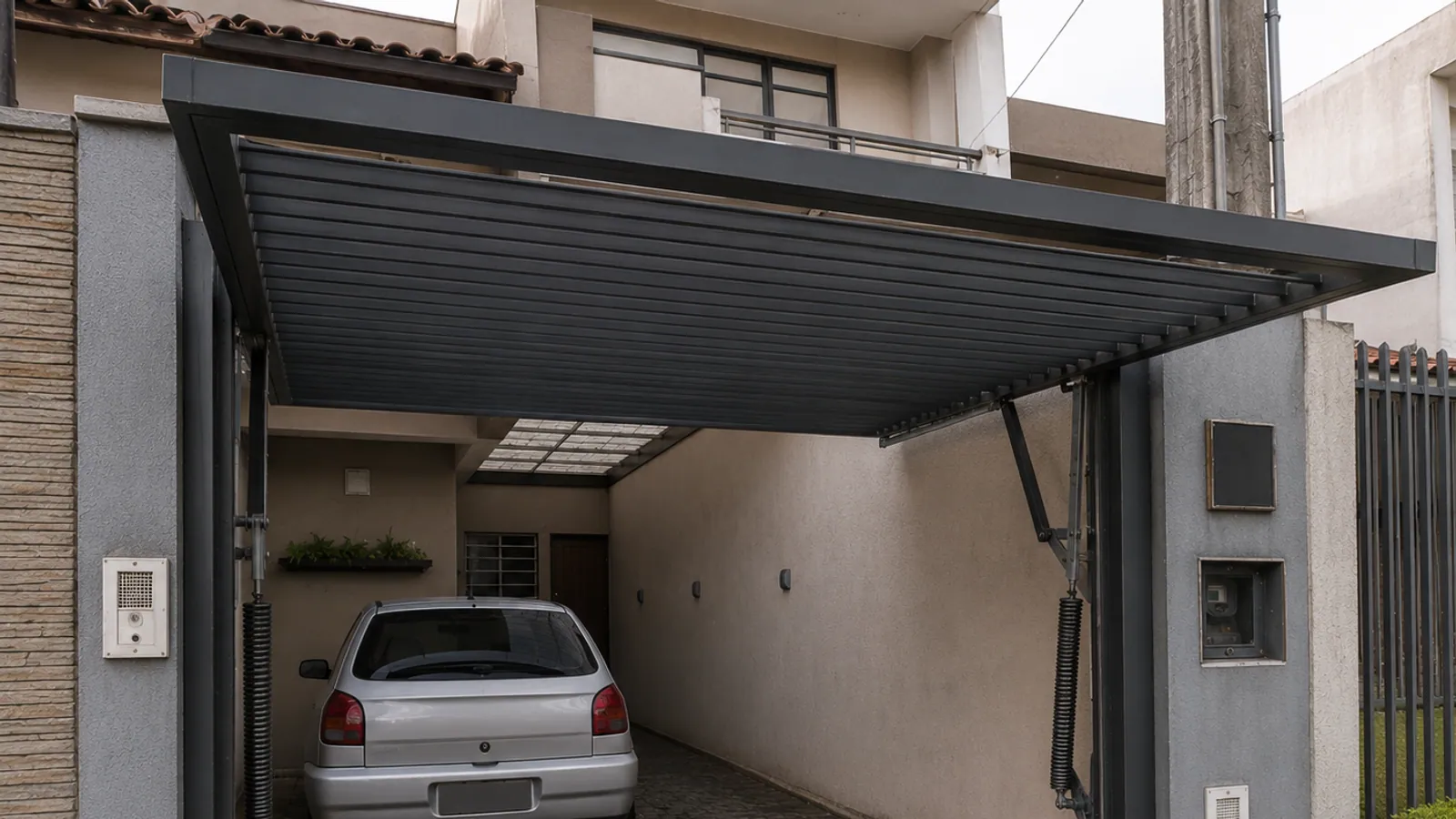 Portão basculante automático aberto em garagem residencial em Curitiba