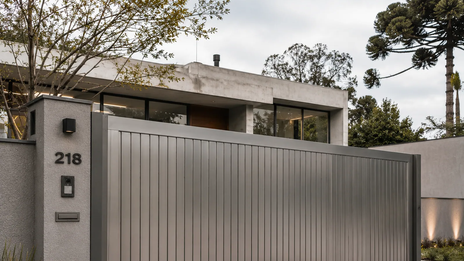 Portão de alumínio escovado em fachada de casa contemporânea em Curitiba