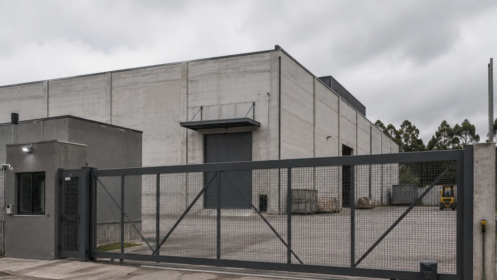 Portão industrial de aço reforçado com tela em galpão na CIC, Curitiba